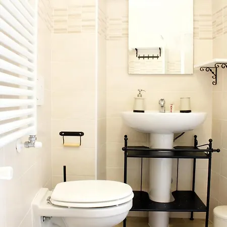 לינה וארוחת בוקר La Magnolia Guests House 3*